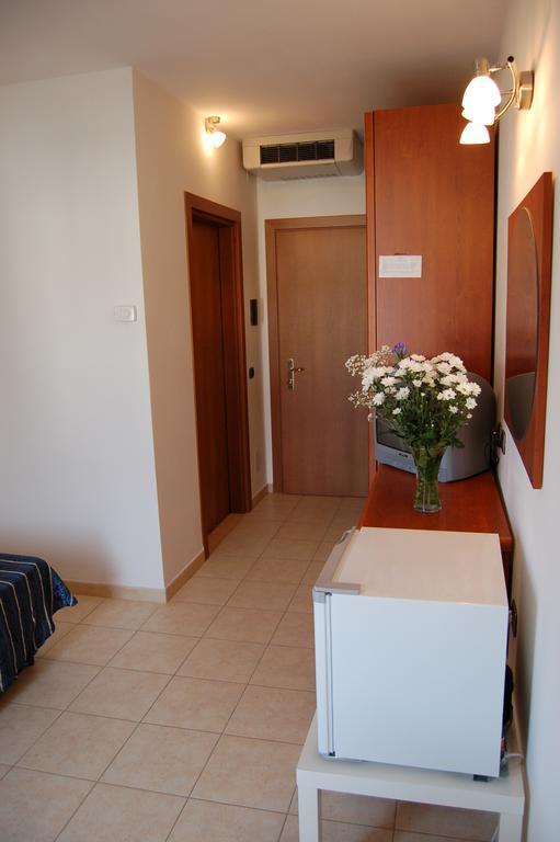 Albergo Romana กาโปลิเวรี ภายนอก รูปภาพ