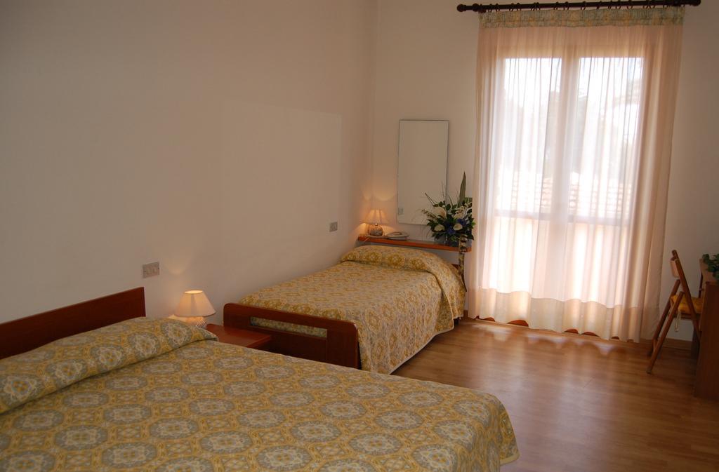 Albergo Romana กาโปลิเวรี ห้อง รูปภาพ